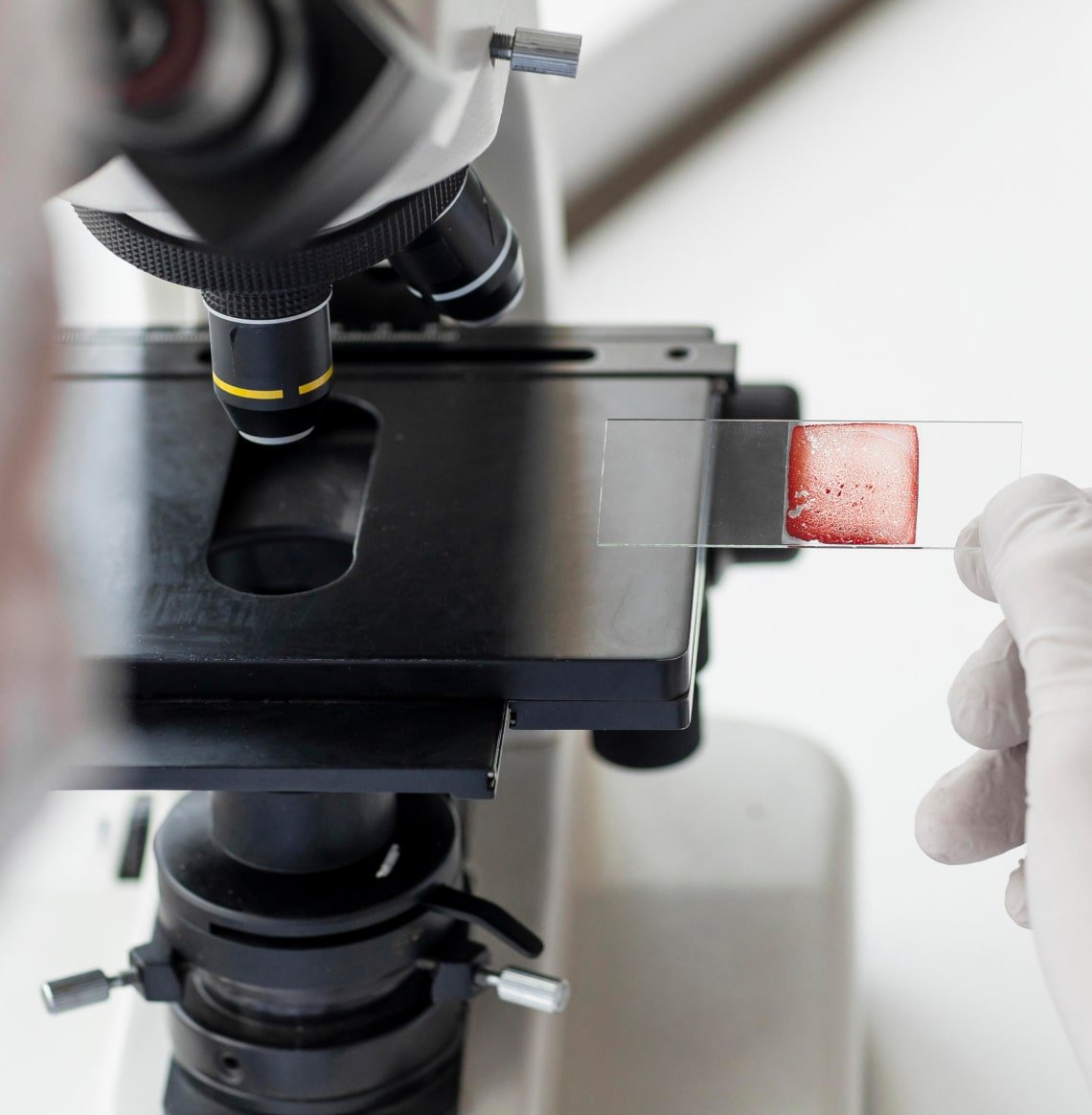 close-up-scientist-with-microscope 1-min